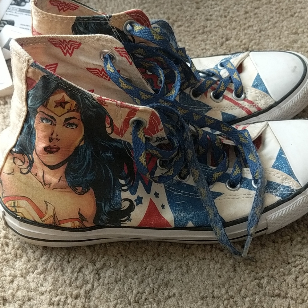 Wonder Woman converse
